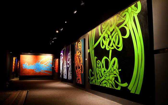 30 مخطوطة جدارية لفنان إيراني تبرز جمالية الخط العربي